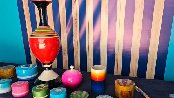 Aus Holz werden zunächst kleine Dosen gefertigt. Um diese vor Schmutz zu bewahren, erhalten sie eine Schutzschicht.