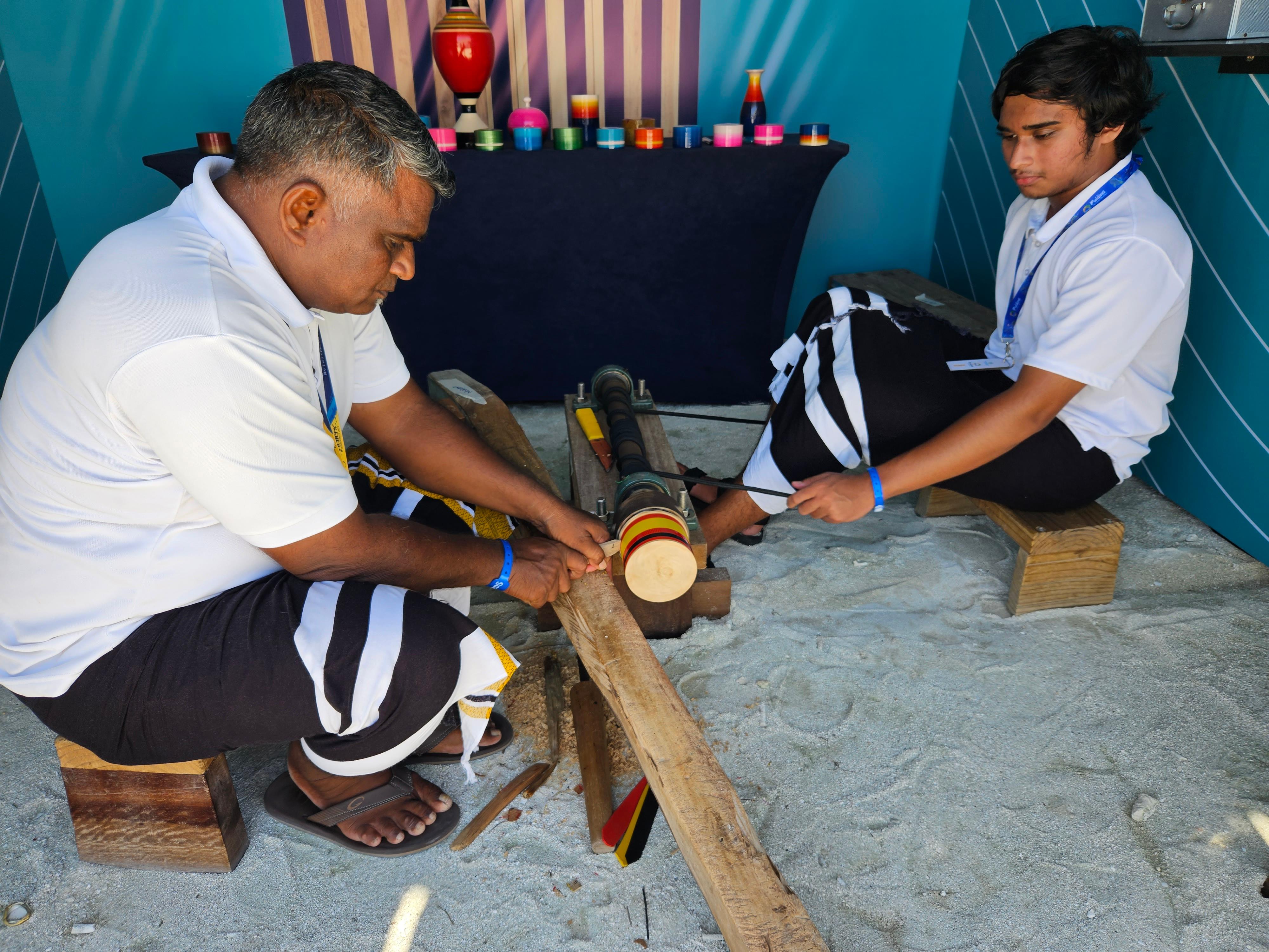 Mohamed Usman (links) und sein Sohn Maisaan verdienen mit Holz, Lack und ihrer Kreativität ihr Geld.