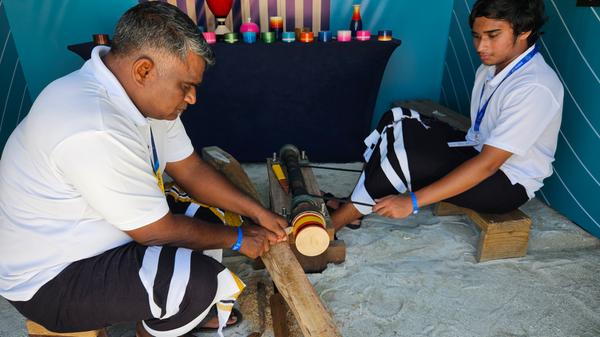 Mohamed Usman (links) und sein Sohn Maisaan verdienen mit Holz, Lack und ihrer Kreativität ihr Geld.