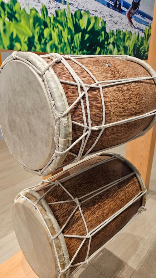 Aus dem Holz der Palme entstehen Trommeln mit dem Namen Boduberu. Das Holz wird mit der Haut eines Mantas oder Ziegenfell bespannt. Um den gleichnamigen Tanz zu begleiten werden drei Trommeln genutzt.