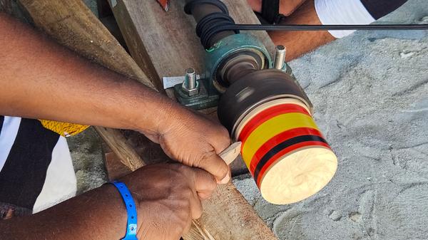 Grundlage des Schutzfilms ist Baumharz, das geschmolzen, gefärbt und auf das Holz aufgetragen wird.