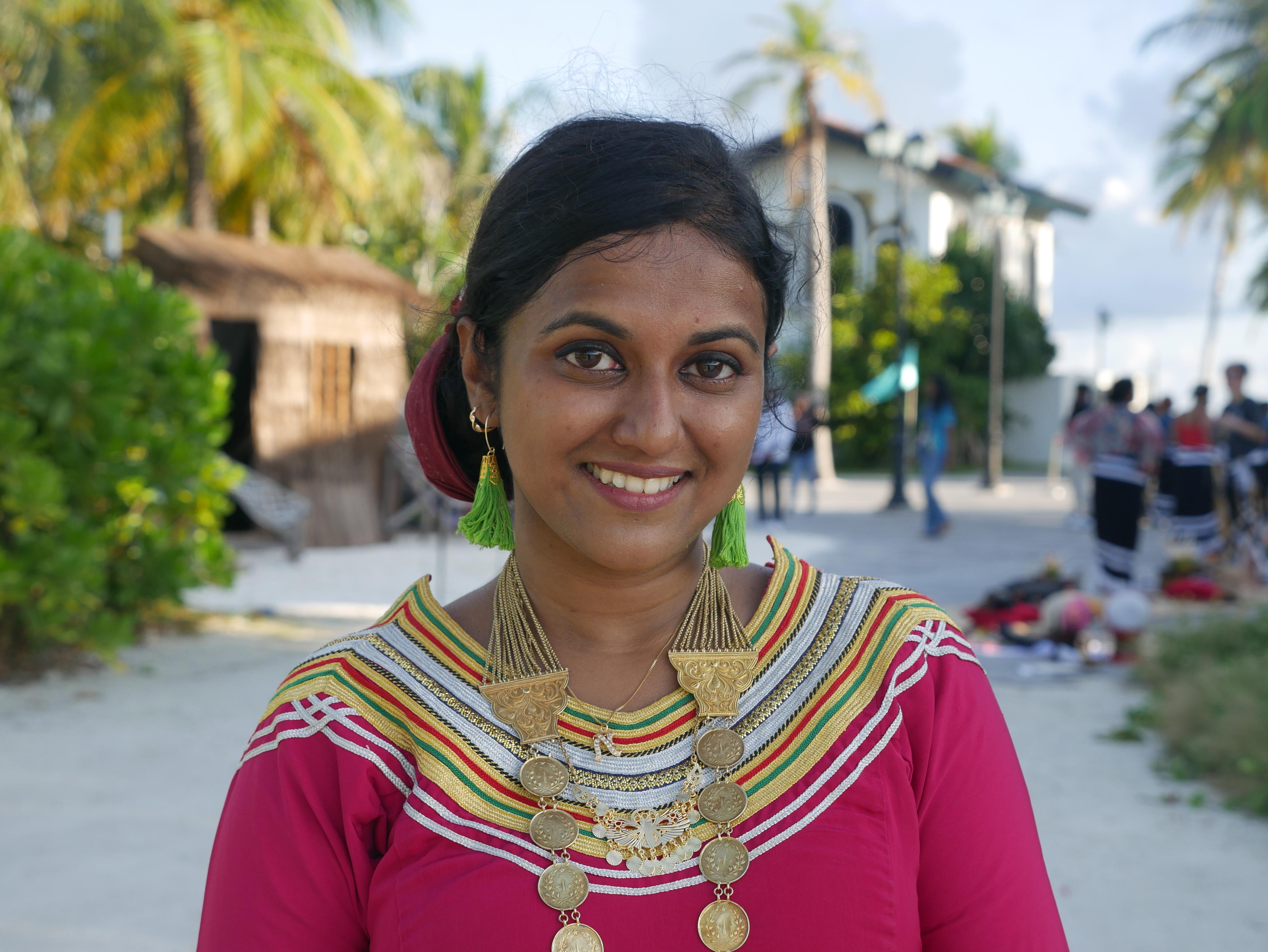 Fathimath Naduha Abdul Muhsin trägt ein Dhivehi Libaas, das traditionelle Kleid der Malediven. Die 36-jährige Radiologin erforscht die Herstellung dieses Kleidungsstücks und will das Wissen weitergeben, damit diese Tradition nicht verschwindet.