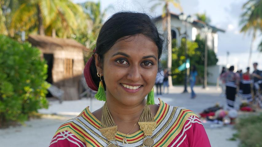 Fathimath Naduha Abdul Muhsin trägt ein Dhivehi Libaas, das traditionelle Kleid der Malediven. Die 36-jährige Radiologin erforscht die Herstellung dieses Kleidungsstücks und will das Wissen weitergeben, damit diese Tradition nicht verschwindet.