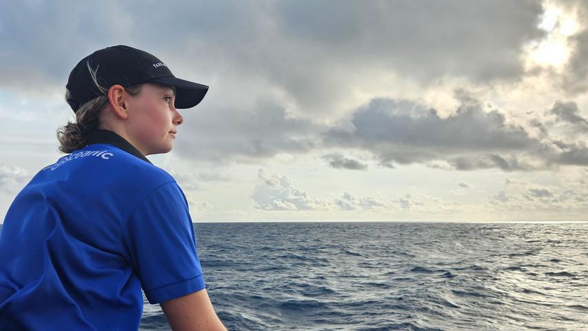 Candice Gunning (24) ist Meeresbiologin und im Le Méridien Maldives Resort & Spa angestellt. Die gebürtige Engländerin erklärt den Gästen die Artenvielfalt im Meer. Die Erwärmung der Meere trifft die Malediven extrem, denn die Korallenriffe sterben.