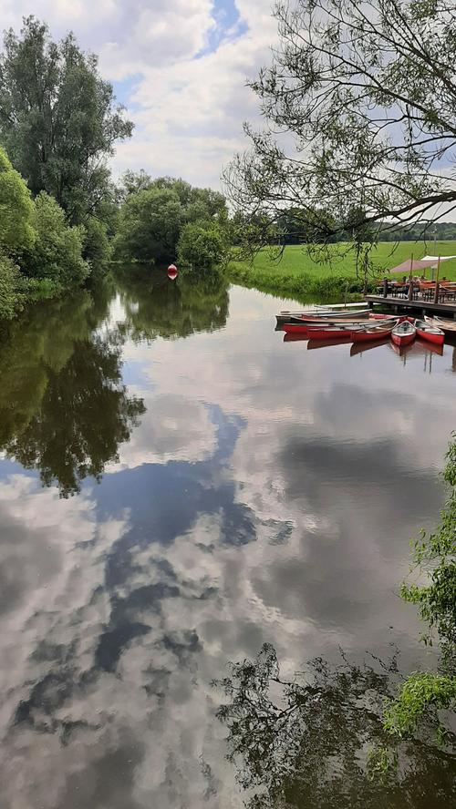 Die ruhige Stimmung des Flusses, die Spiegelung des Himmels und die wartenden Boote hat unser Leserfotograf am Kahnverleih an der Rednitz in Rednitzhembach so wunderschön bildlich eingefangen. Mehr Leserfotos finden Sie hier