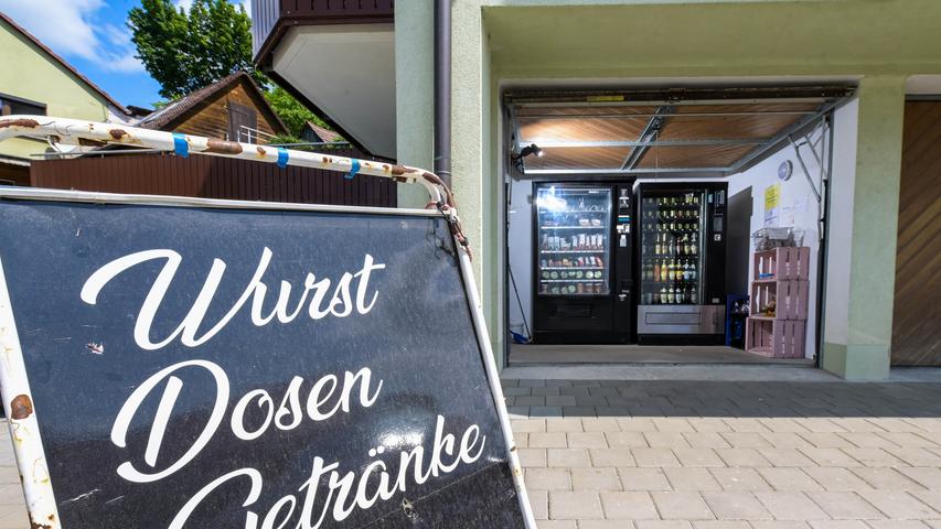 Neben dem Bauernladen Meier gibt es auch Automaten mit Getränken und Lebensmitteln. 