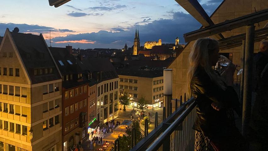 Der Außenbereich der Skybar mit Blick auf die Lorenzkirche. Der Außenbereich der Skybar mit Blick auf die Lorenzkirche.