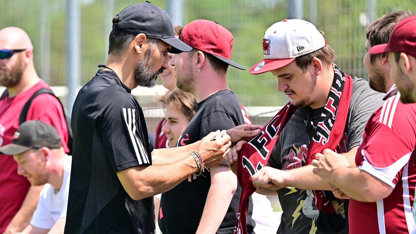 Auch bei den Testspielen wird es für die Fans sicher Gelegenheiten geben, um ein Autogramm von Cheftrainer Cristian Fiel zu ergattern.