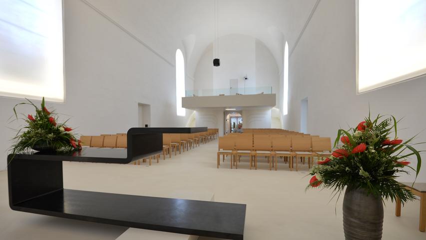 Der moderne Altartisch wirkt leicht, obwohl er aus Edelstahl ist. Die hellen Wände und die neue gestaltete Empore sorgen für ein neues Raumgefühl. „In dem Moment, in dem man durch die Tür in die neue Christuskirche schreitet, betritt man eine andere Welt“, beschreibt Architekt Christian Brückner seine Zielsetzung. Der moderne Altartisch wirkt leicht, obwohl er aus Edelstahl ist. Die hellen Wände und die neue gestaltete Empore sorgen für ein neues Raumgefühl. „In dem Moment, in dem man durch die Tür in die neue Christuskirche schreitet, betritt man eine andere Welt“, beschreibt Architekt Christian Brückner seine Zielsetzung.