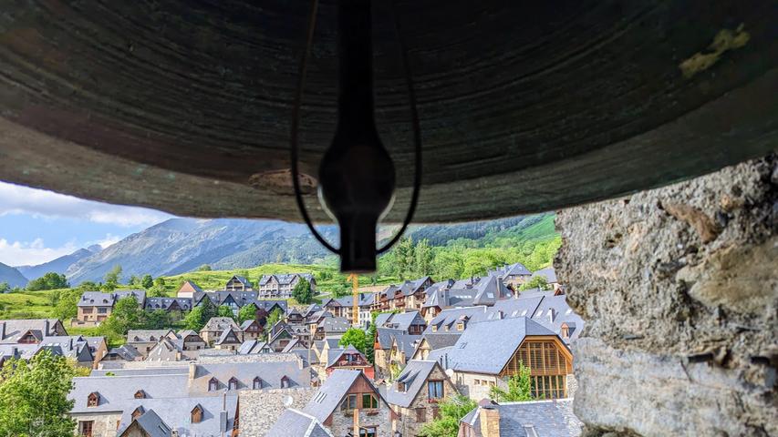 Hier ein Blick vom Glockenturm auf Bagergue, dem höchsten Dorf im Vall d' Aran. In dem Tal, das bis 1950 in den Wintermonaten von der Außenwelt weitgehend abgeschottet war, hat sich die okzitanische Sprache erhalten - in einem eigenen Dialekt: aranesisch.
