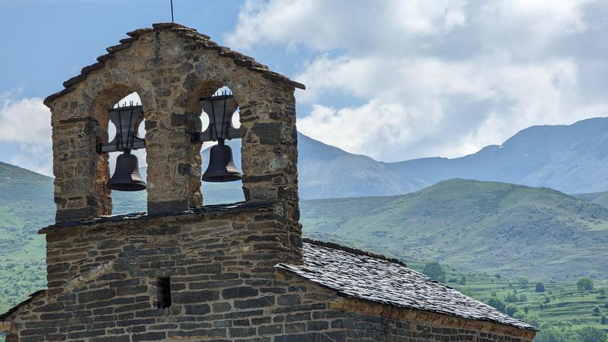 Und im Sommer? Da wird es ganz und gar magisch in den Pyrenäendörfern. Wie hier bei Durro im Vall de Boí dominiert im Juni und Juli in 33 Orten weder Wasser noch Käse, sondern ein ganz anderes Element. 