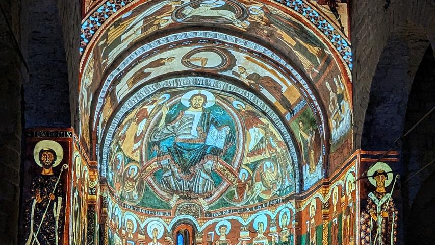 Das Bildnis Christi als Majestas Domini aus der Hauptapsis der Kirche befindet sich heute in Barcelona. Es gilt als eines der Meisterwerke der Romanik - an seinem Ursprungsort in Taüll ist es als Projektion zu sehen, kunstvoll präsentiert als Videomapping-Show. 