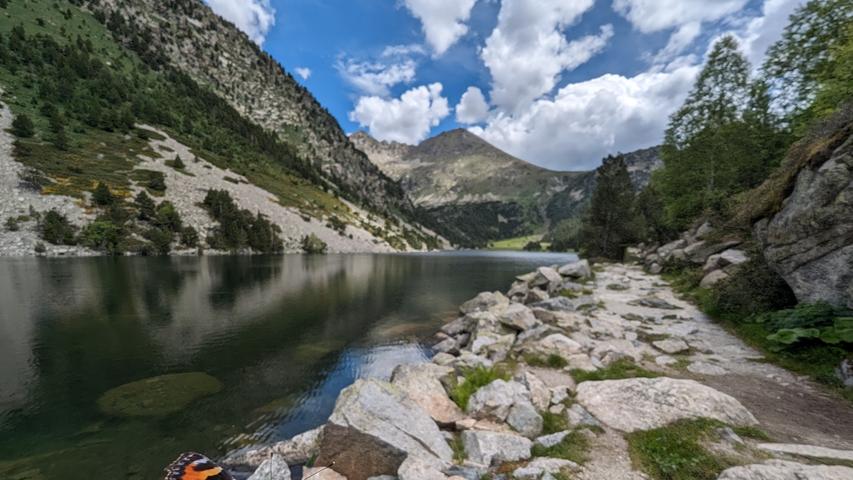 Herzlich Willkommen in den spanischen Pyrenäen. Hier im Nationalpark Aigüestortes y Lago Sant-Maurici begrüßen Schmetterlinge die Wanderer.