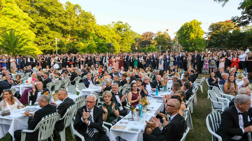 Kaiserwetter und edle Stoffe: So traumhaft feiert Erlangen das Schlossgartenfest