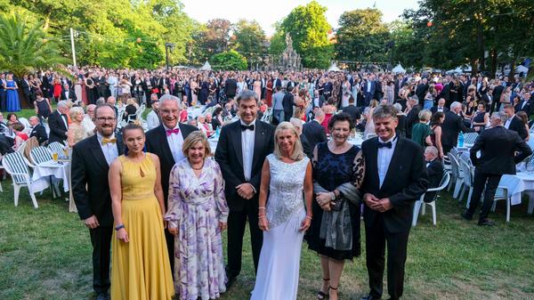 Erlangens Oberbürgermeister Florian Janik (von links), Innenminister Joachim Herrmann, Ministerpräsident Markus Söder und FAU-Präsident Joachim Hornegger mit ihren Partnerinnen.