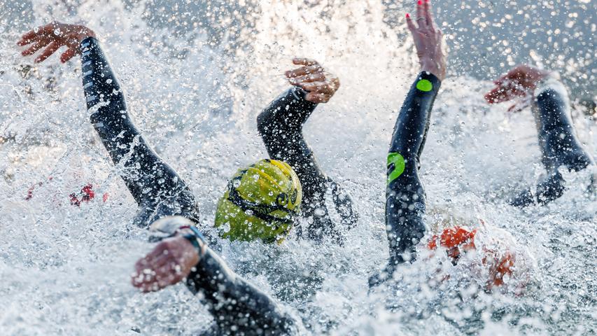 Spektakulärer Auftakt: Tausende Schwimmer stürzten sich beim Challenge Roth in den Kanal