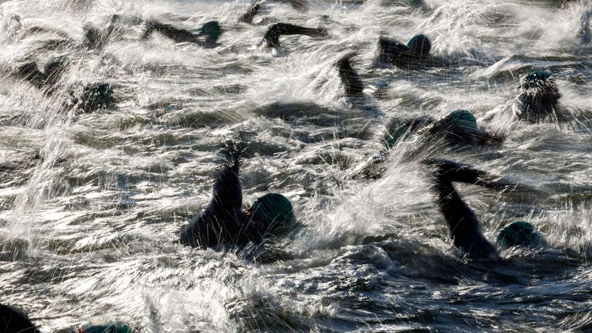 Spektakulärer Auftakt: Tausende Schwimmer stürzten sich beim Challenge Roth in den Kanal