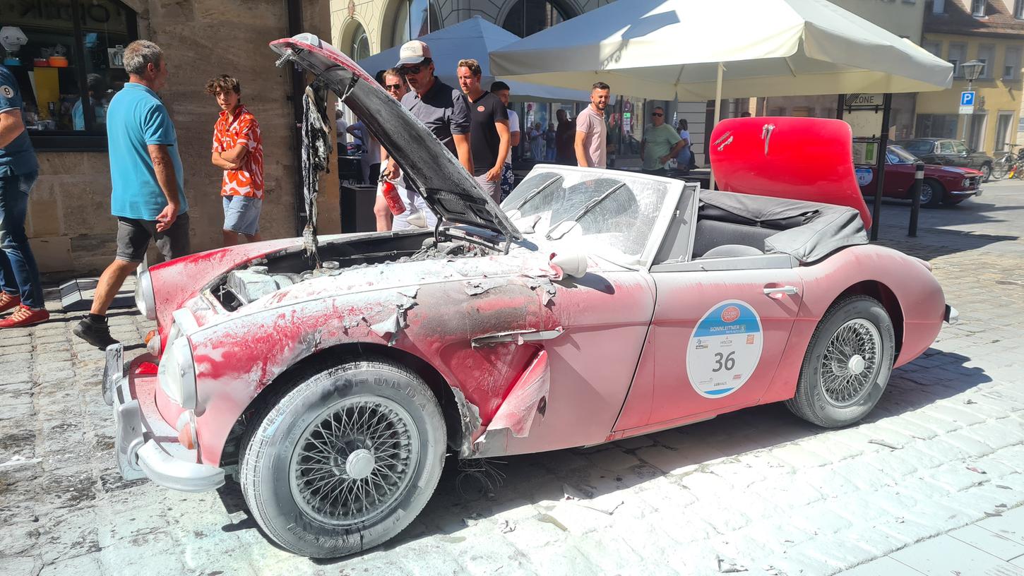 War wenige Minuten zuvor noch ein echtes Schmuckstück, dann geriet die Motorhaube des Austin Healey in Brand. War wenige Minuten zuvor noch ein echtes Schmuckstück, dann geriet die Motorhaube des Austin Healey in Brand.