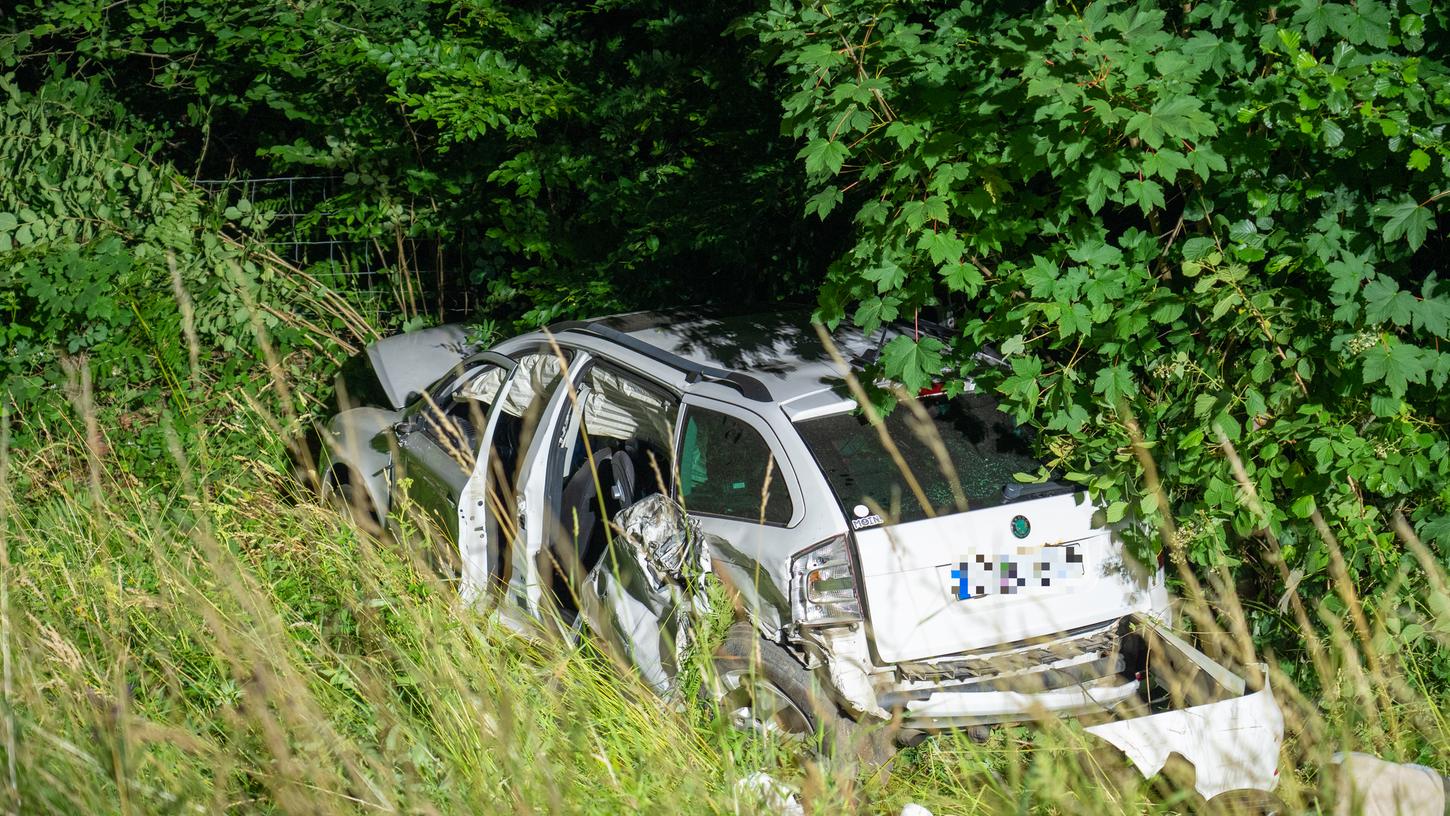 Das Fahrzeug der 26-Jährigen, in dem sich auch ihre elf Monate alte Tochter befand, wurde mehrere hundert Meter die Böschung hinabgeschleudert.