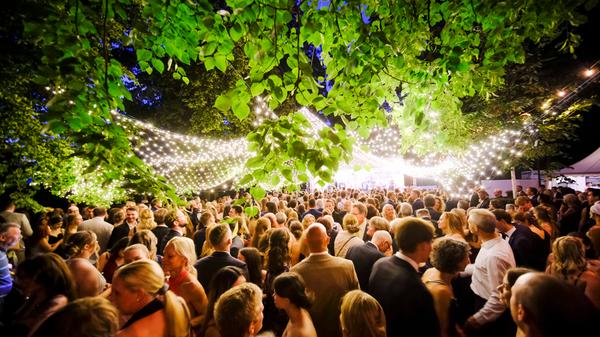 Sonnenschein, Frauen in festlichen Roben und Männer in eleganten Anzügen: Das Schlossgartenfest der Friedrich-Alexander-Universität war auch 2023 wieder DAS gesellschaftliche Ereignis der Region.