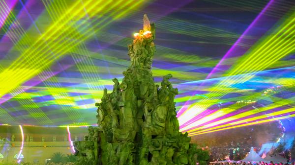 Herrlich illuminiert: Der Hugenottenbrunnen.