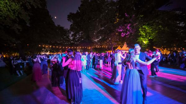 Die Ballbesucher tanzten bis spät in die Nacht.