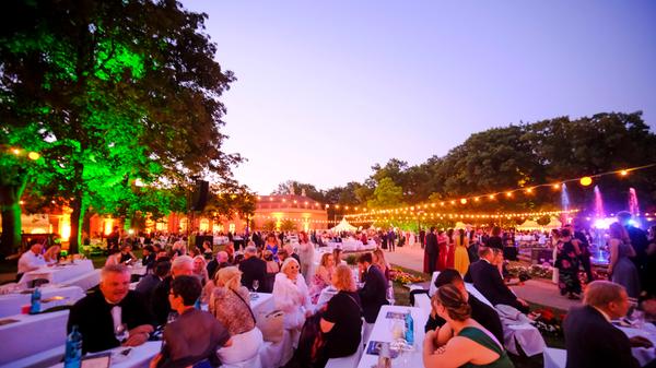 Vor der Orangerie sind die Tische der Ehrengäste.