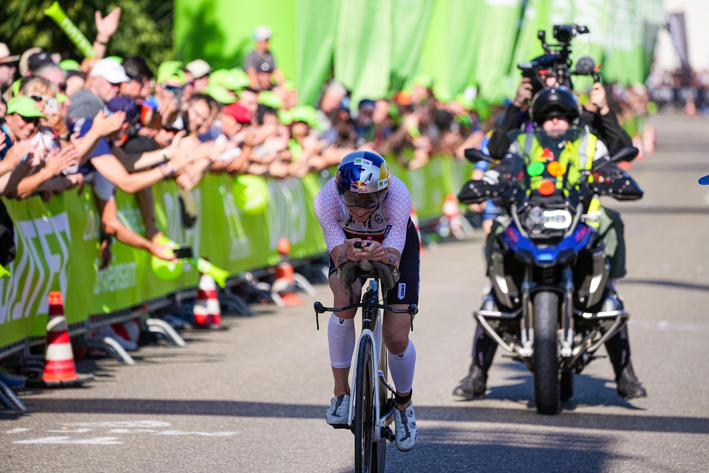 Tausende Zuschauer feuern am Solarer Berg die Sportler an. Für die Athletinnen und Athleten unvergesslich.