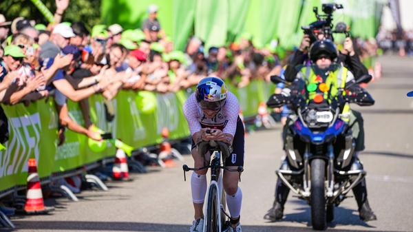 Tausende Zuschauer feuern am Solarer Berg die Sportler an. Für die Athletinnen und Athleten unvergesslich.