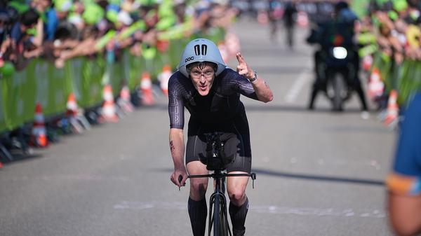 Pete Dyson, Startnummer 15, feiert die Zuschauerinnen und Zuschauer.