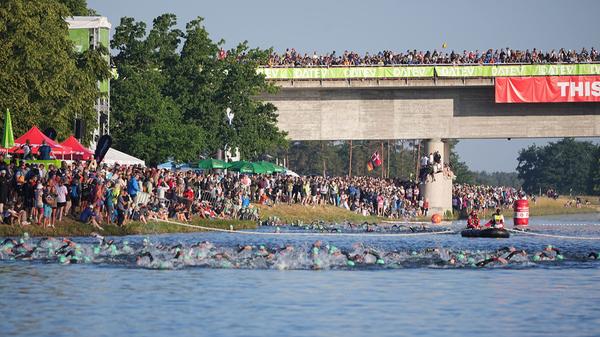 Schon morgens beim Start um 6.30 Uhr waren Tausenden Zuschauer am Kanal versammelt, um nichts zu verpassen.