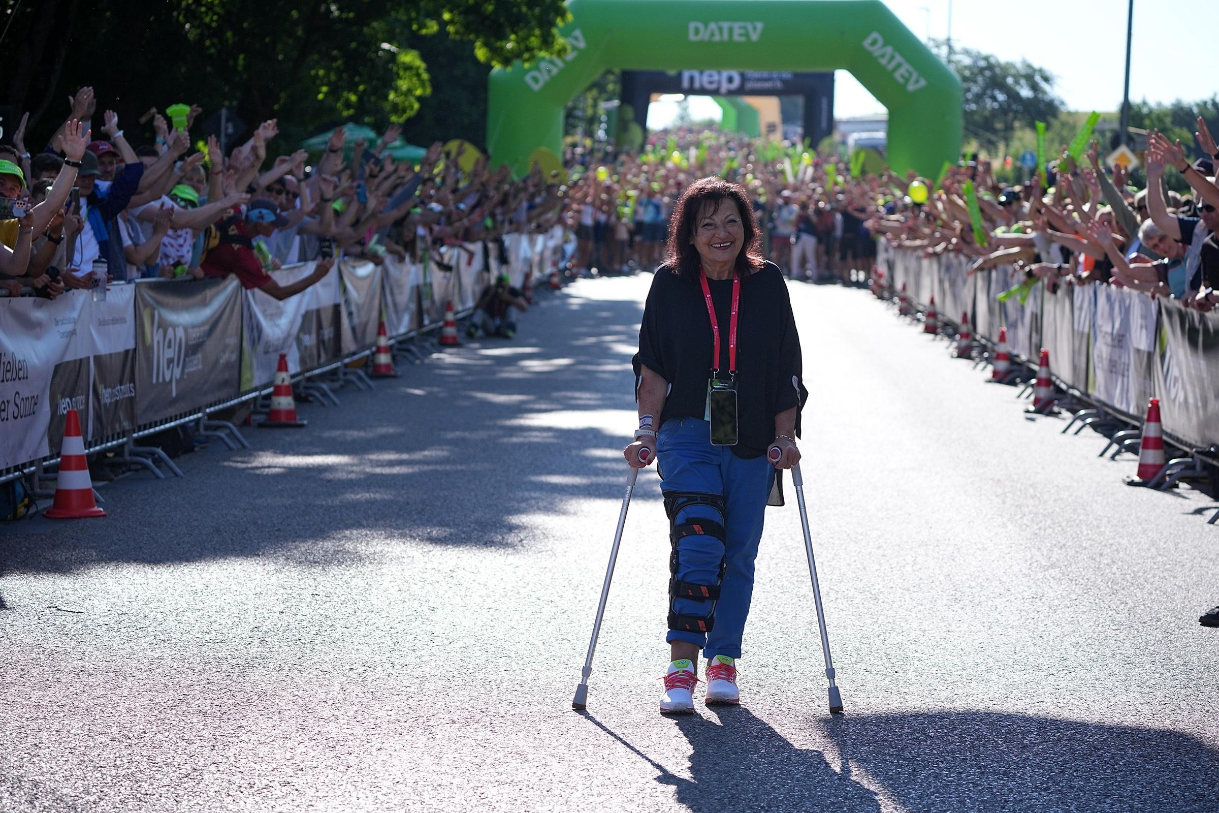 Und mittendrin: Challenge-Chefin Alice Walchshöfer. "Geht halt alles ein bisschen langsamer", kommentiert sie, die vom Team auch gerne als "Queen Mum" betitelt wird, ihr Handicap und lässt sich darum die Laune nicht verderben.