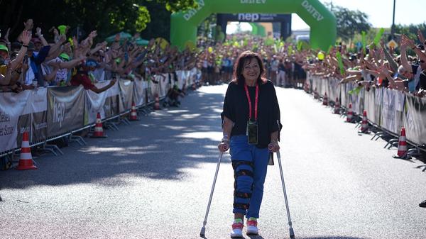 Und mittendrin: Challenge-Chefin Alice Walchshöfer. "Geht halt alles ein bisschen langsamer", kommentiert sie, die vom Team auch gerne als "Queen Mum" betitelt wird, ihr Handicap und lässt sich darum die Laune nicht verderben.