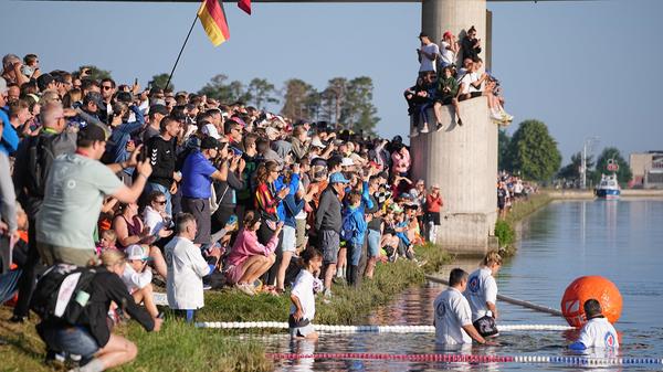 Jeder noch so kleine Platz wurde ausgenutzt, um den besten Blick aufs Schwimmerfeld zu erhaschen.