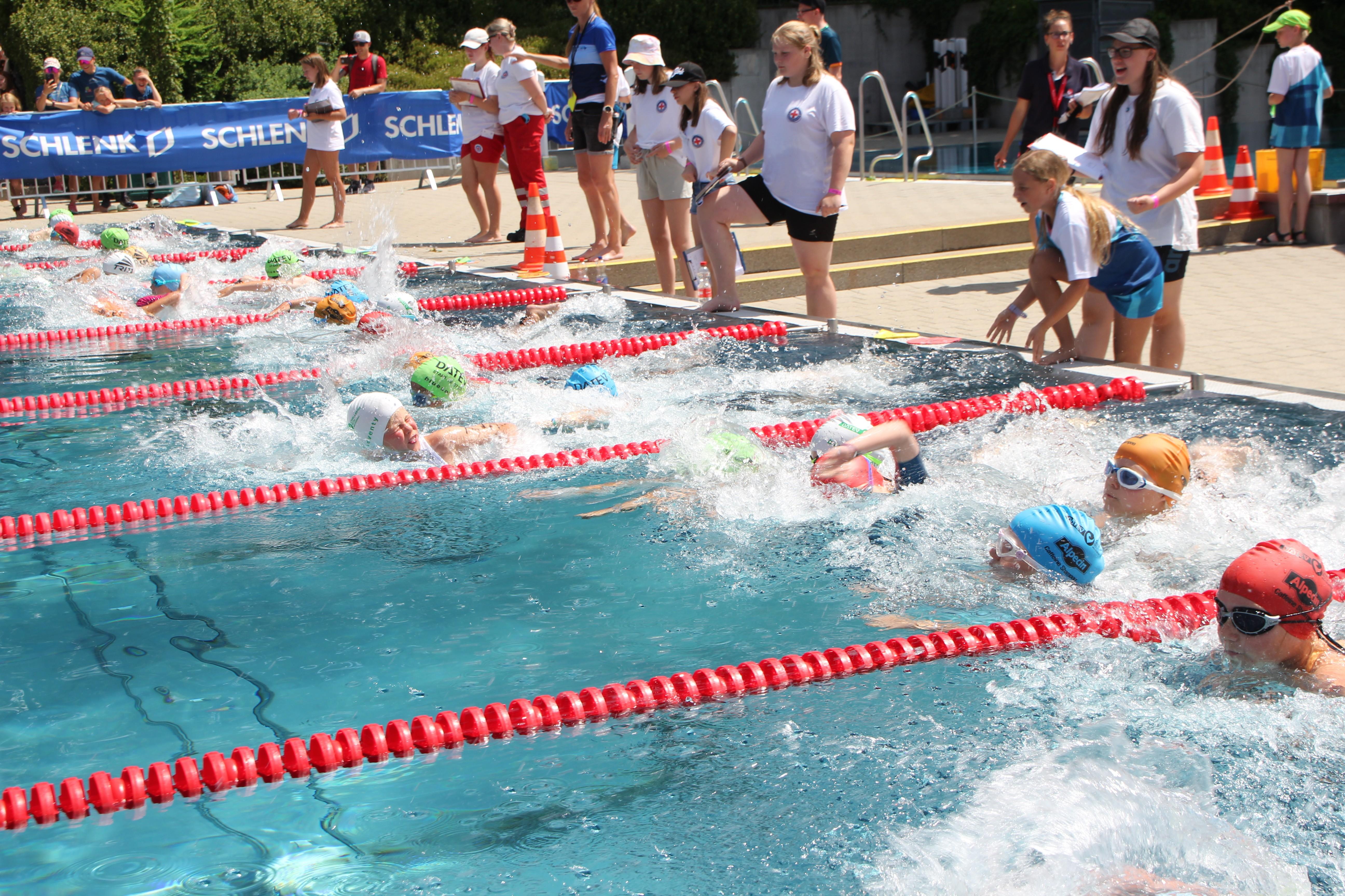 Startschuss im Freizeitbad: Zahlreiche Kinder und Jugendliche stürzen sich bei der 19. Auflage des Junior Challenge Roth ins Wasser.