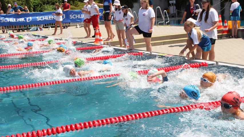 Startschuss im Freizeitbad: Zahlreiche Kinder und Jugendliche stürzen sich bei der 19. Auflage des Junior Challenge Roth ins Wasser.