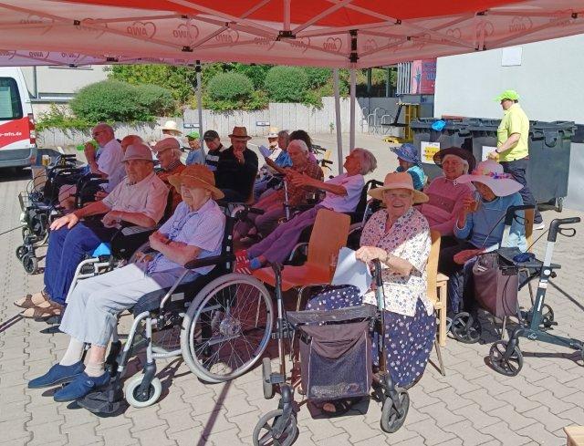 Von wegen Triathlon ist nur was für Junge: Im Hilpoltsteiner Awo-Heim ist "Live-Fernsehen" angesagt. Tolle Idee vom Team des Seniorenheims.
