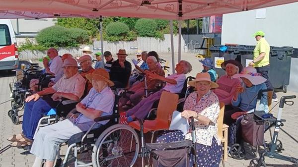 Von wegen Triathlon ist nur was für Junge: Im Hilpoltsteiner Awo-Heim ist "Live-Fernsehen" angesagt. Tolle Idee vom Team des Seniorenheims.