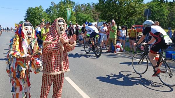 So emotional kann Fasching auch sein: Spalter Fleckli und Allersberger Flecklashexe können nicht nur närrisch tanzen. Sondern auch närrisch anfeuern - hier am Hilpoltsteiner Kränzleinsberg.
