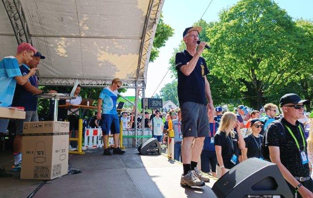 Hier spricht der Chef persönlich! Sprecherbühne statt Rathaus, Moderator statt Bürgermeister: Hilpoltsteins Stadtoberhaupt, Markus Mahl, ist einmal mehr bei den Kommentatoren am Solarer Berg dabei. Heisere Stimme morgen: gesichert!