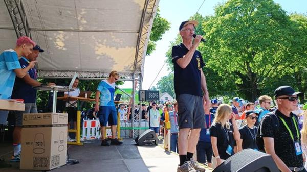 Hier spricht der Chef persönlich! Sprecherbühne statt Rathaus, Moderator statt Bürgermeister: Hilpoltsteins Stadtoberhaupt, Markus Mahl, ist einmal mehr bei den Kommentatoren am Solarer Berg dabei. Heisere Stimme morgen: gesichert!