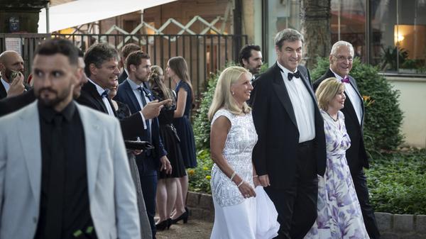 Kurz vor der offiziellen Eröffnung traf Markus Söder mit seiner Gemahlin ein.