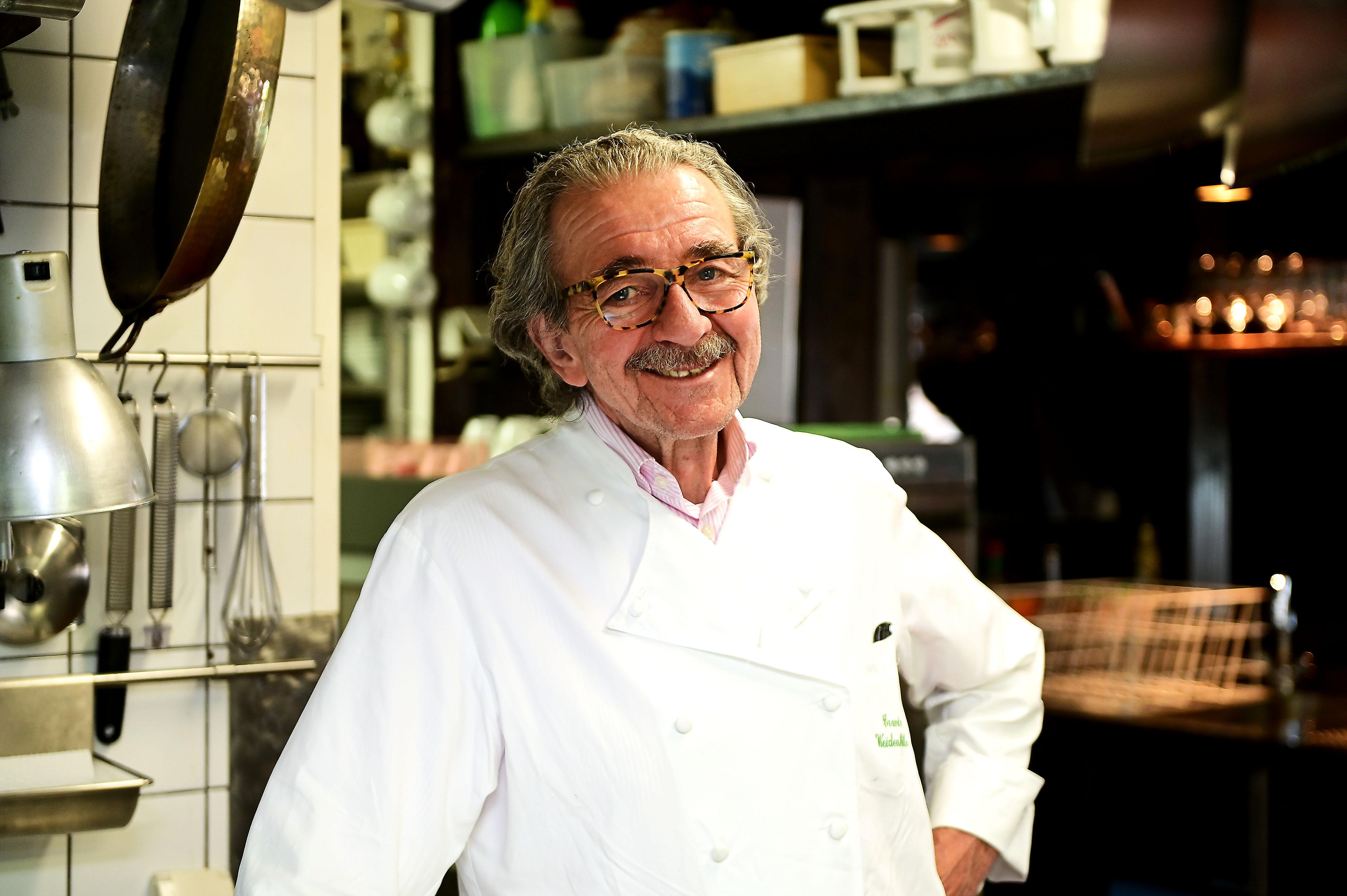 Gastgeber Erwin Weidenhiller führt seit jeher Regie in der "Kupferpfanne", wo man fein französisch essen kann. Gelernt hat der Koch sein Handwerk in guten Häusern.