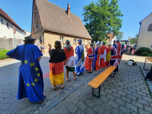 Sportlerinnen und Sportler aus allen Nationen treten an - und werden von Zuschauern aller Nationen bejubelt.