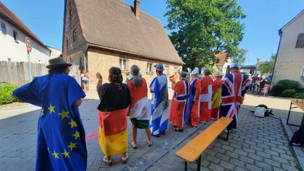 Sportlerinnen und Sportler aus allen Nationen treten an - und werden von Zuschauern aller Nationen bejubelt.