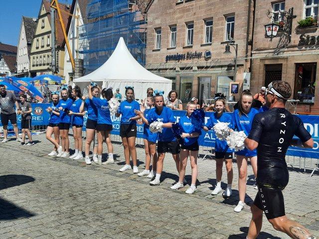 In blau leuchtenden Trikots feuern die Mädchen auf dem Endspurt in Roth an.