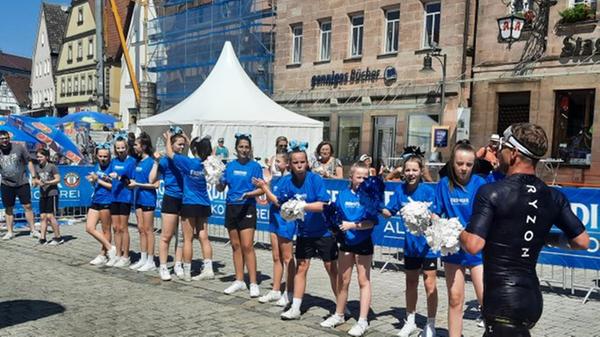 In blau leuchtenden Trikots feuern die Mädchen auf dem Endspurt in Roth an.
