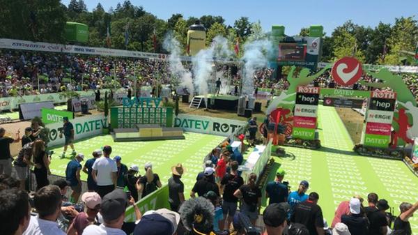 Der Höhepunkt: Ab 14 Uhr laufen die Athletinnen und Athleten am Festplatz in Roth über die Finish-Line - unter dem Jubel Tausender.
