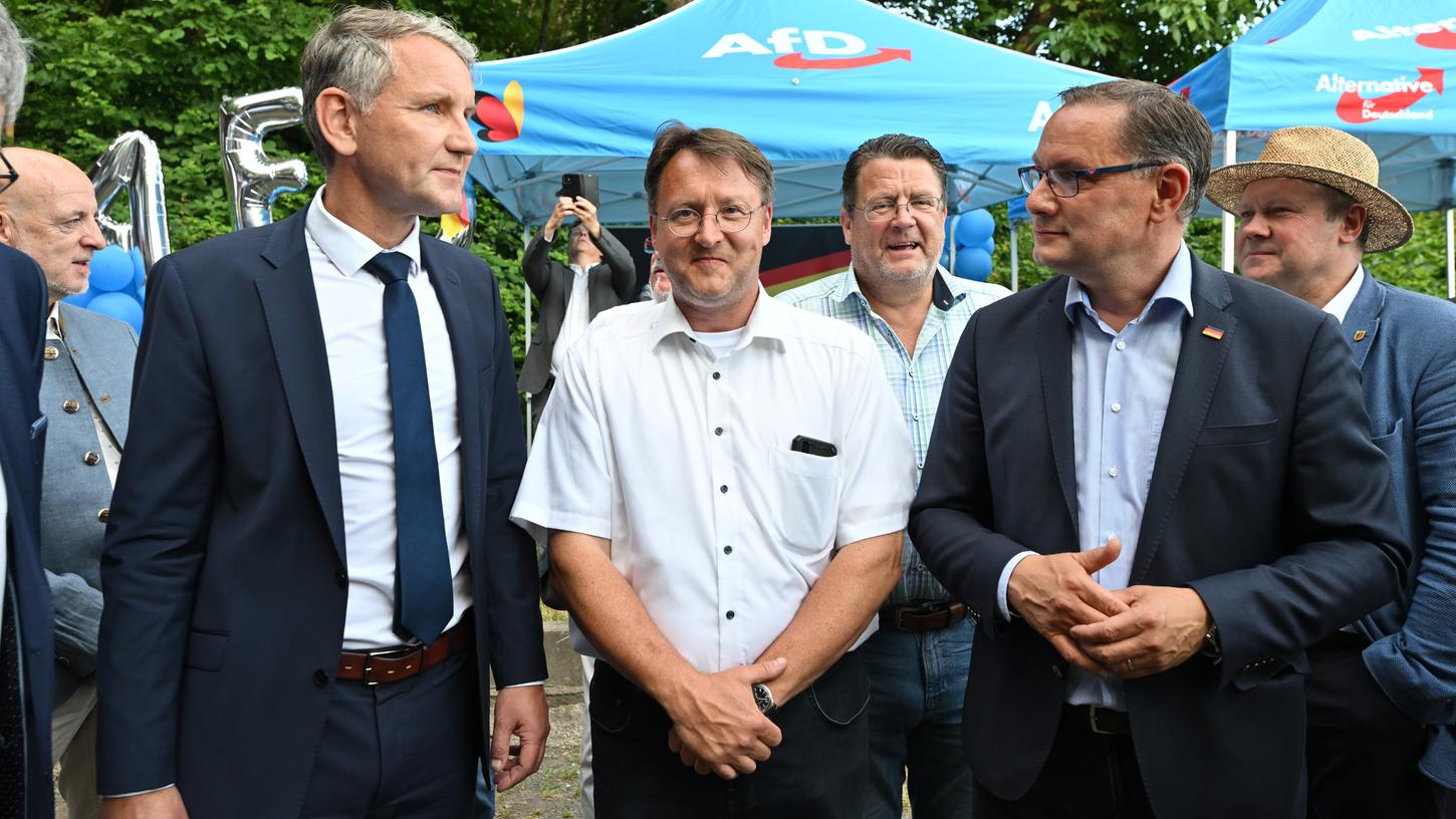 Können in Sonneberg einen Sieg verbuchen: die AfD-Vertreter Björn Höcke (links), Robert Sesselmann (Mitte), Stephan Brandner (3. von links) und Tino Chrupalla (2. von rechts).