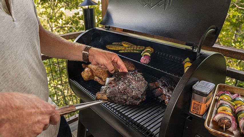 Ein Smoker ermöglicht langsames, aromatisches Grillen und verleiht dem Grillgut einen einzigartigen Geschmack.